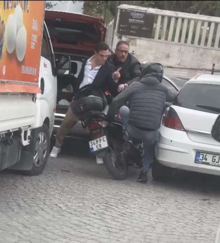 Yumruk atıp satırla saldırdı
