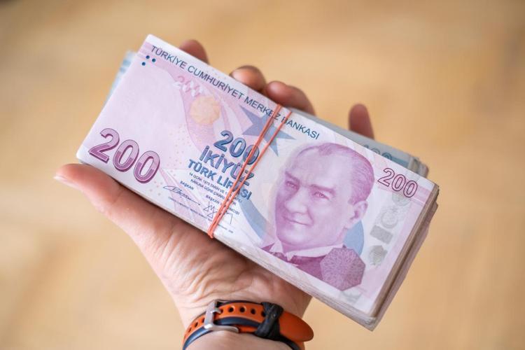 Kamu işçisi zamlı maaş hangi ay alınır, kamu işçileri zamlı maaşlarını ne zaman alacak 700 bin kamu işçisi maaş farklarının ödenmesini bekliyor