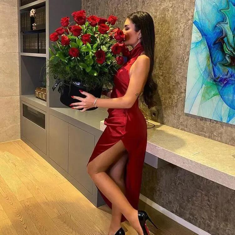 Selin Ciğerci güneşlenirken pozlarını paylaştı