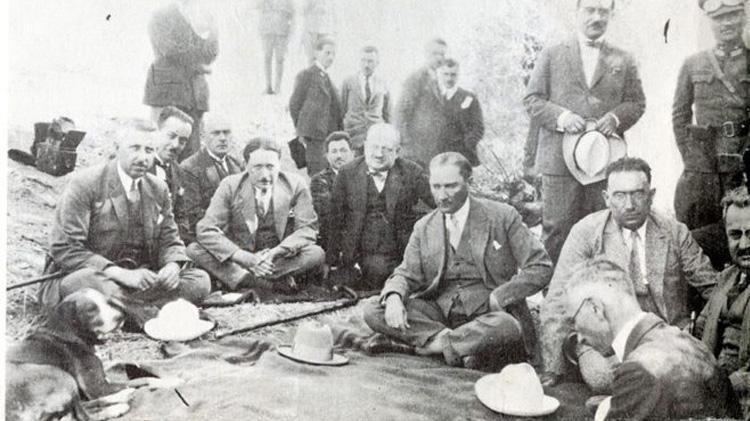Atatürkün yanından ayırmadığı fotoğrafçı Tarihe damga vuran anın hikayesi ortaya çıktı