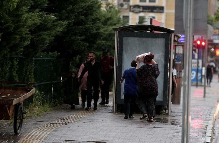 CUMA GÜNÜ İÇ ANADOLUDA BEKLENEN GÖK GÜRÜLTÜLÜ SAĞANAK YAĞIŞLARA DİKKAT