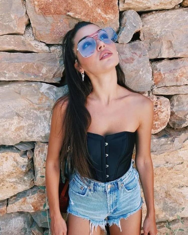 Hande Erçel mayolu pozlarını paylaştı