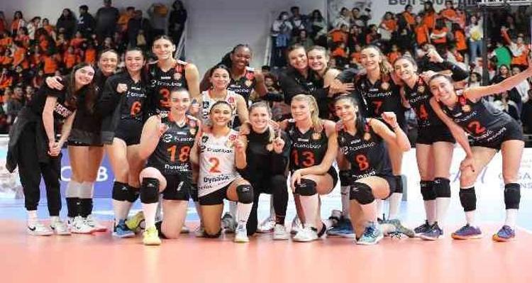 VAKIFBANKIN 10., ECZACIBAŞININ 4. FİNALİ