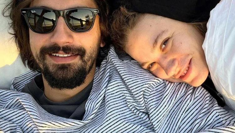 Umut Evirgenin yeni sevgilisi Arkasına saklandı: Kız arkadaşım rahatsız oluyor