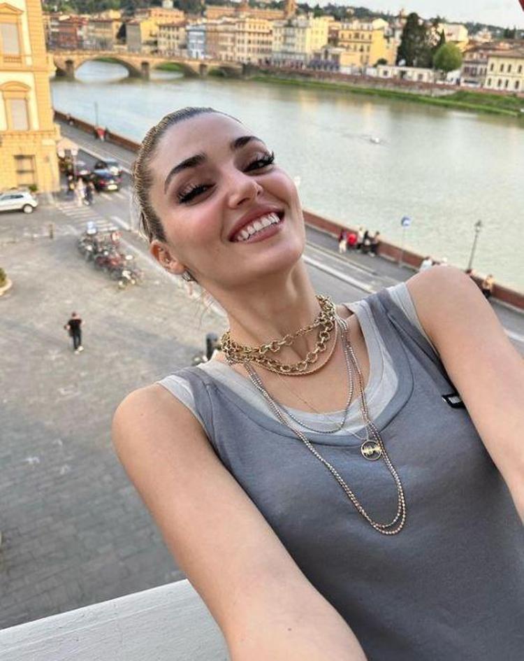 Hande Erçel mayolu pozunu paylaştı, beğeni ve yorum yağdı