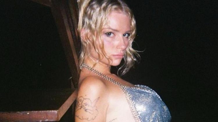 Lottie Moss verdiği pozla olay oldu Bikini üstünü çıkardı