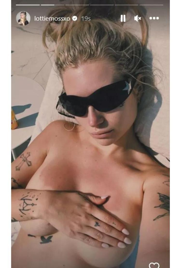 Lottie Moss verdiği pozla olay oldu Bikini üstünü çıkardı