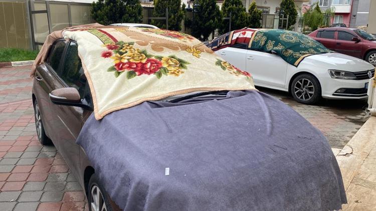 Meteoroloji sele karşı uyardı Hem dolu hem sağanak yağmur geliyor: Halılı ve battaniyeli koruma