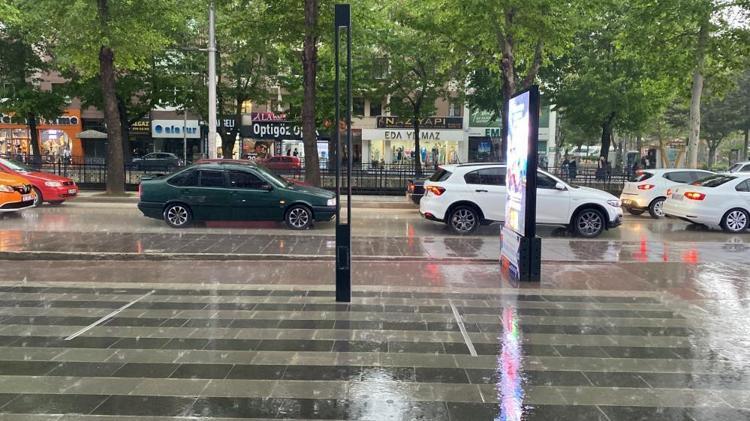 Meteoroloji sele karşı uyardı Hem dolu hem sağanak yağmur geliyor: Halılı ve battaniyeli koruma