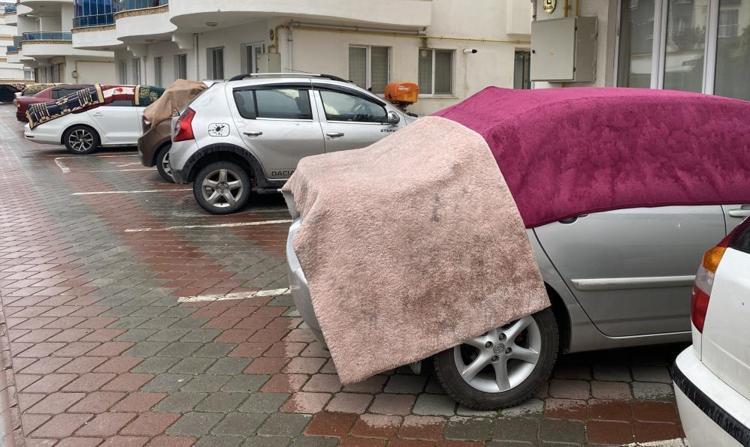 Meteoroloji sele karşı uyardı Hem dolu hem sağanak yağmur geliyor: Halılı ve battaniyeli koruma