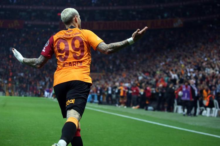 Okan Buruk yanlış yerde oynatıyor Dursun Özbek teklifi görünce şok oldu: 20 milyon euro mu