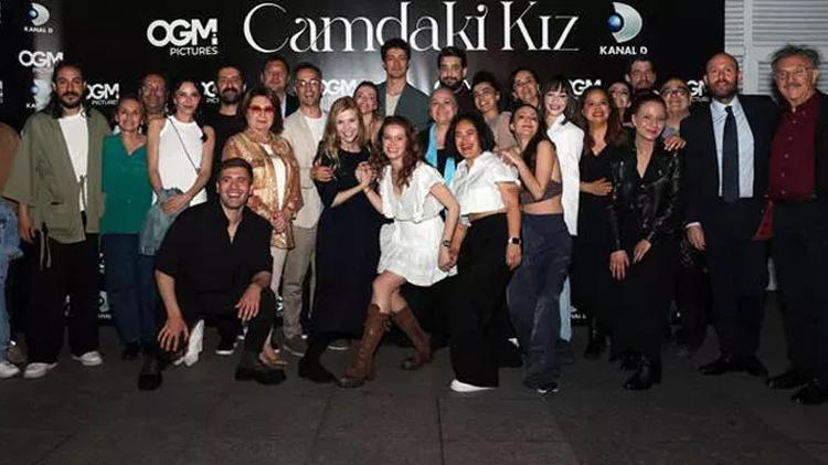 Camdaki Kız ekibi final yemeğinde Burcu Biricik coştu