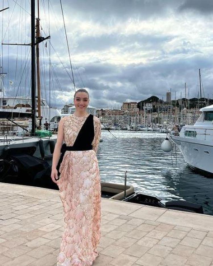 Merve Dizdar yeni bir aşka yelken açtı Çiçeği burnunda çiftten ilk kare geldi