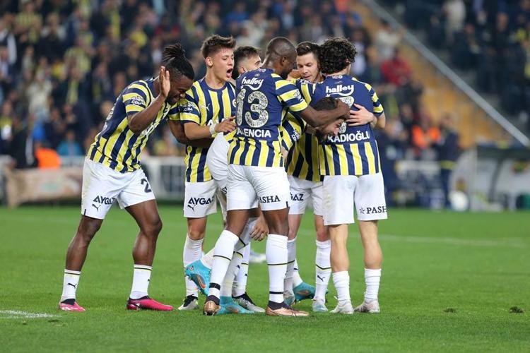 Jorge Jesus 37 yaşındaki forvetin peşine düştü Gelirse Fenerbahçenin Gomisi...