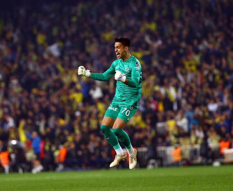 Fenerbahçeye boyu çok tartışılacak kaleci Altay Bayındırdan tam 15 cm kısa