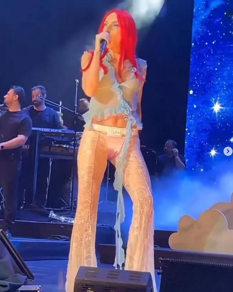 Gülşenin sahne kostümüne yorum yağdı Bez bebek Nana gibi olmuş