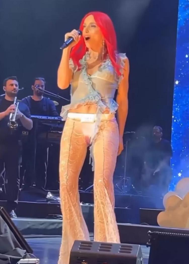 Gülşenin sahne kostümüne yorum yağdı Bez bebek Nana gibi olmuş