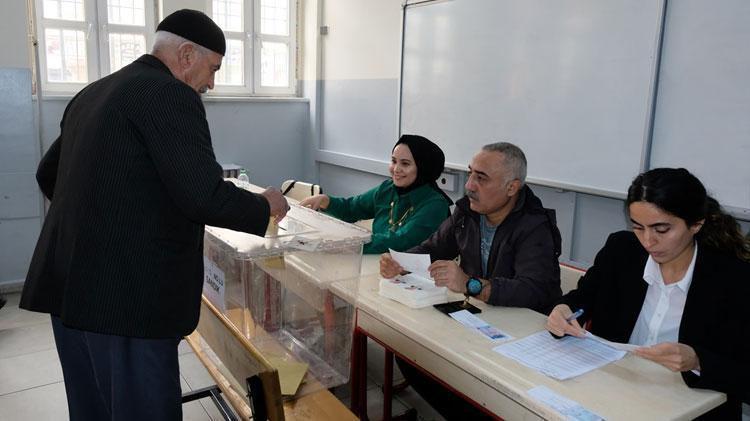 DOĞU VE GÜNEYDOĞUDA SEÇMEN CUMHURBAŞKANI SEÇİMİ İÇİN SANDIK BAŞINDA
