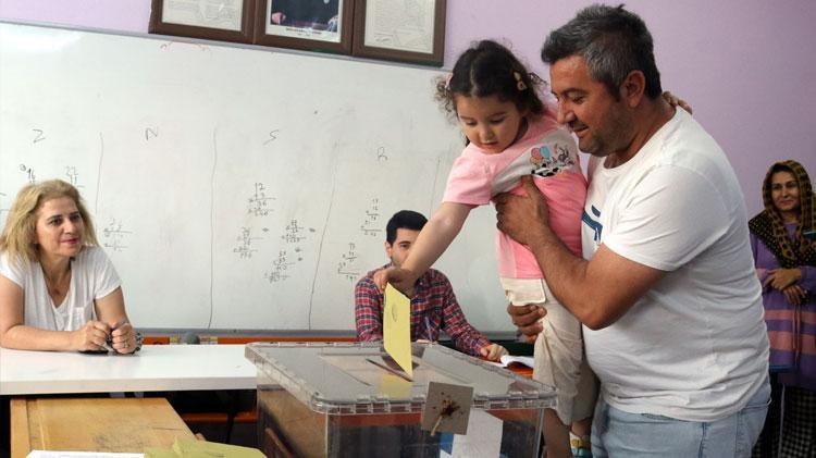 ANTALYADA OY KULLANMA YOĞUN KATILIMLA BAŞLADI