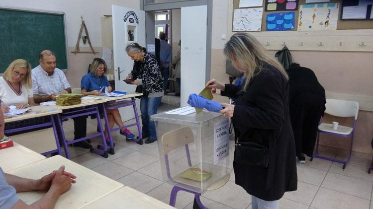 İZMİRDE SEÇMENLER CUMHURBAŞKANI SEÇİMİ 2NCİ OYLAMASI İÇİN SANDIĞA GİTTİ