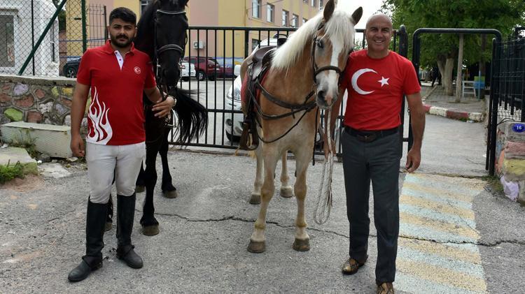 İzmirde atları ile oy vermeye geldiler
