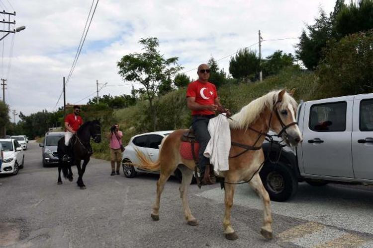 İzmirde atları ile oy vermeye geldiler