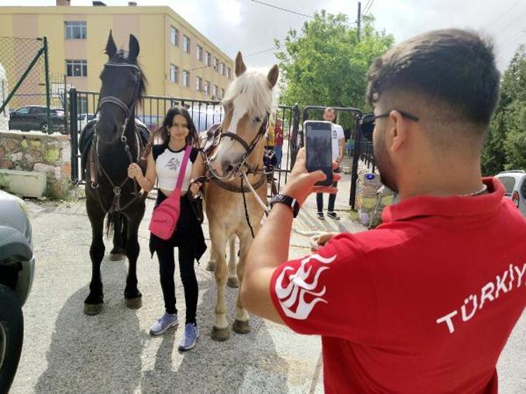 İzmirde atları ile oy vermeye geldiler