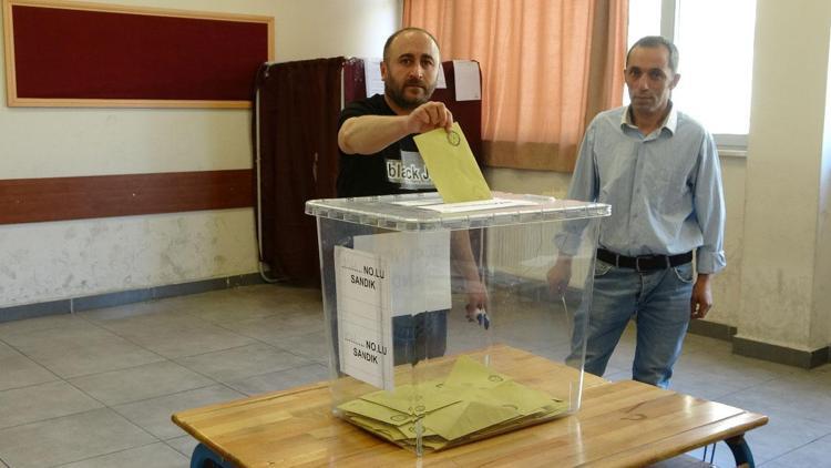 YÜKSEKOVADA OY KULLANMA İŞLEMİ DEVAM EDİYOR