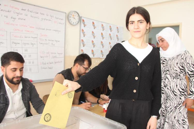 ŞIRNAK’TA 14 MAYIS’TAN SONRA 18 YAŞINA GİREN GENÇLER DE OYUNU KULLADI