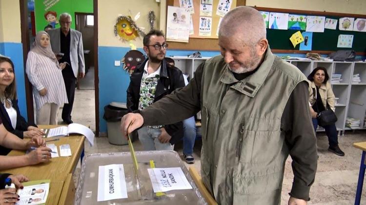 OYUNU KULLANMAYA AMBULANSLA GELDİ