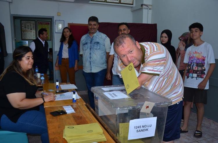 KOLLARI OLMAYAN ENGELLİ, OY ZARFINI AĞZIYLA SANDIĞA ATTI