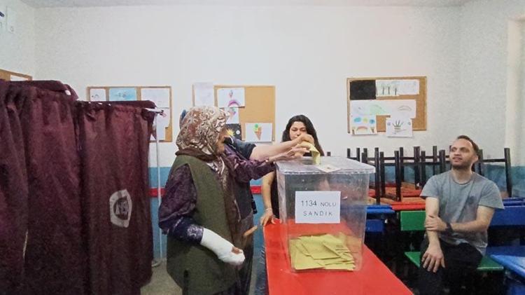 113 YAŞINDAKİ DEPREMZEDE KADIN KOLU ALÇIDA OYUNU KULLANDI
