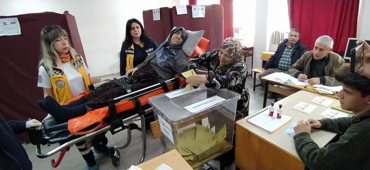 94 YAŞINDAKİ FELÇLİ HASTA SEDYE İLE OYUNU KULLANDI