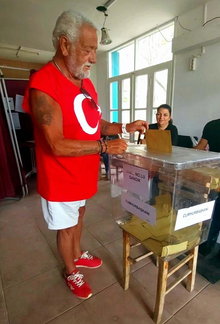 Ünlüler sandık başına gitti