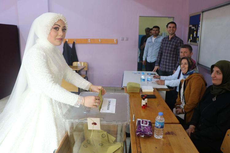 OY KULLANMAYA GELİNLİĞİYLE GELDİ