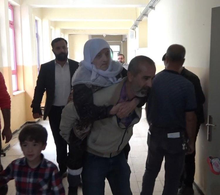 ANNESİNİ SIRTINDA TAŞIYARAK SANDIĞA GETİRDİ