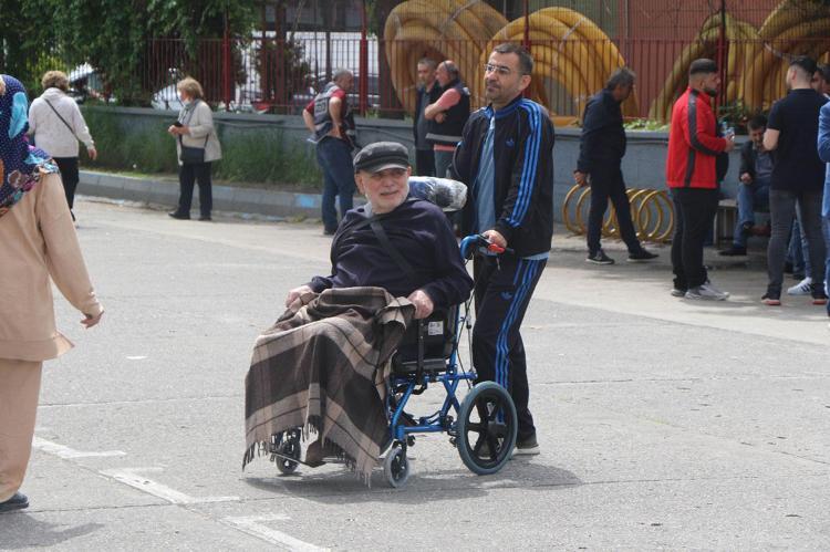 TEKERLEKLİ SANDALYE İLE GELİP OYUNU KULLANDI