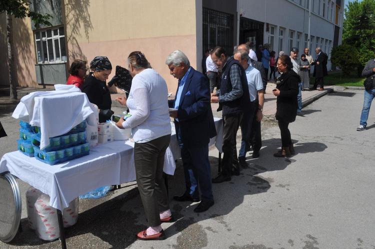 OY KULLANMAYA GİDEN SEÇMENE PİLAV AYRAN SÜRPRİZİ