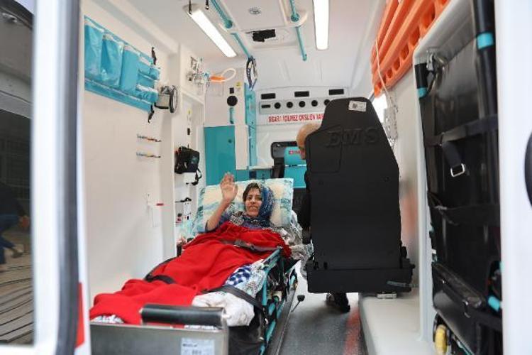 Gelinlik ve damatlıkla sandıklara gittiler