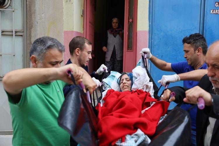 SEREBRAL PALSİ HASTASI SEDYE İLE SANDIĞA TAŞINDI