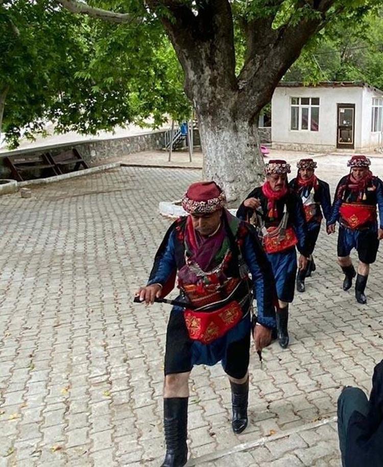 EFE KIYAFETLERİYLE OY KULLANDI