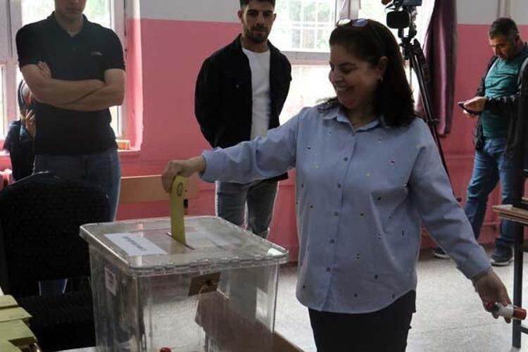 Gören dönüp bir kez daha baktı Renkli görüntüler