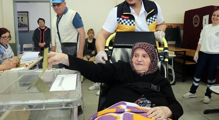 Gören dönüp bir kez daha baktı Renkli görüntüler