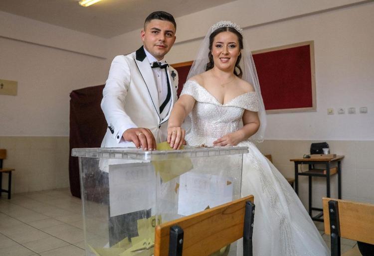 İLK TURDA ERTELEDİKLERİ NİKAHI, İKİNCİ TURDA KIYIP OY KULLANMAYA GELDİLER