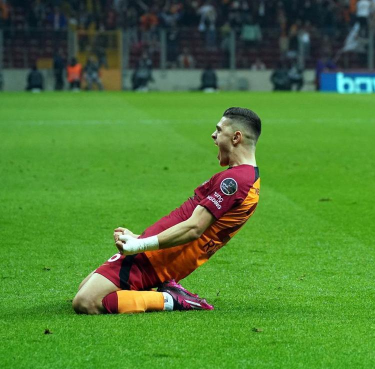 Galatasaray yılın 2 bombasını patlattı Kante ve Ziyech...