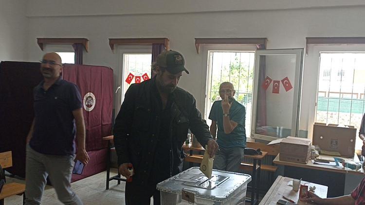Ünlüler sandık başına gitti