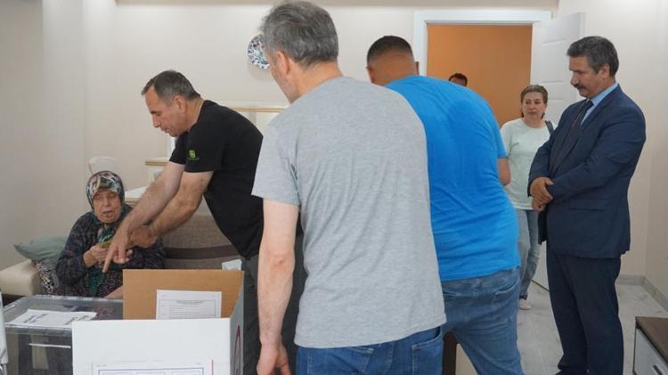 Oy kullanmaya gidemeyen seçmene seyyar sandık gitti