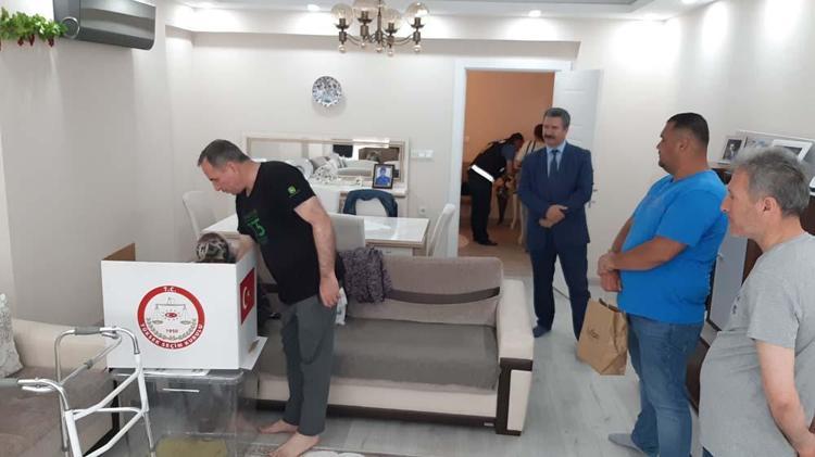 Oy kullanmaya gidemeyen seçmene seyyar sandık gitti