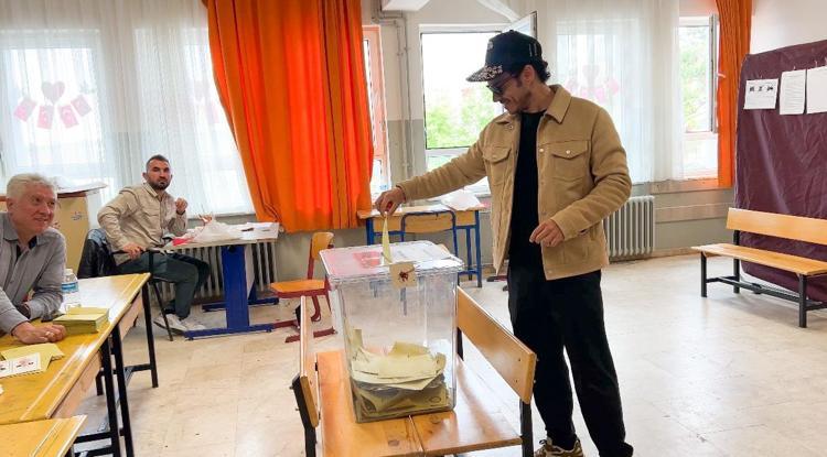 Ünlüler sandık başına gitti