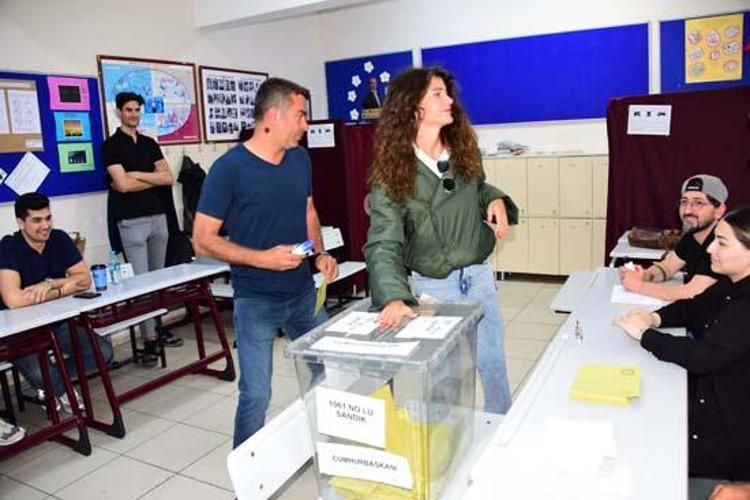 Ünlüler sandık başına gitti